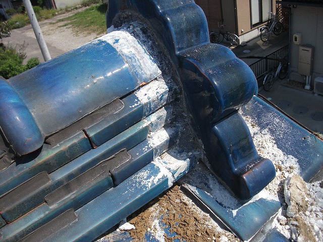 鬼瓦の周囲の漆喰を撤去